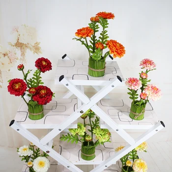 Mažų vazoninių plastikinių gėlių lentynos, gėlių gyvenamasis kambarys, valgomasis stalas, gėlių modeliavimas, dekoratyvinės gėlės
